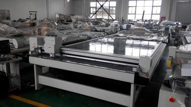 Macchina a base piatta dell'incartonamento del cartone della stampante UV, tagliatrice del tappeto 1230 Mm/S